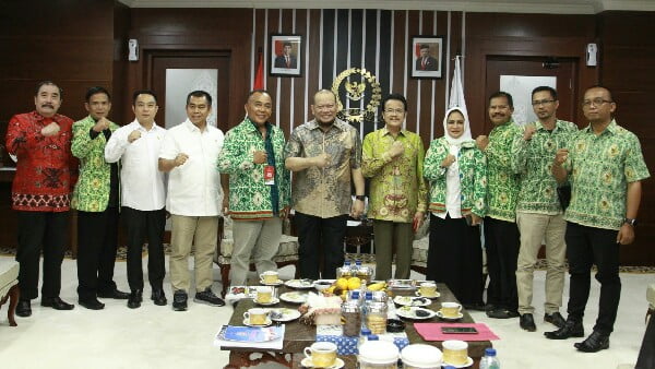 Ketua DPD RI, AA La Nyalla Mahmud Mattalitti, didampingi Ketua Komite I, Agustin Teras Narang, Wakil Ketua Komite II Bustami Zainudin dan Sekretaris Jenderal DPD RI Reydonnyzar Moenek beraudiensi dengan Apdesi di Gedung Nusantara III Senayan Jakarta, Jumat (24/1//2020)