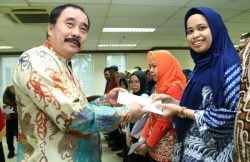 Sekjen DPD RI Donny Moenek serahkan bantuan pada korban banjir Sekjen DPD RI Donny Moenek serahkan bantuan pada korban banjir