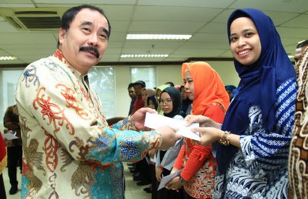 Sekjen DPD RI Donny Moenek serahkan bantuan pada korban banjir