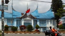 Seorang pengendara melewati gedung PDAM Padang Panjang ( foto Yetti Harni / Spirit Sumbar )