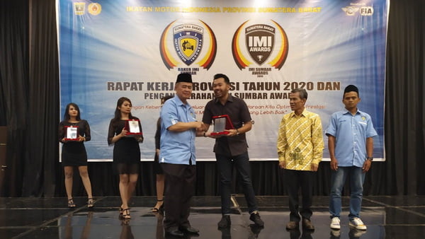 Penyerahan Penganugerahan Ikatan Motor Indonesia (IMI) Sumatera Barat Awards oleh Wagub Sumbar dalam Rangkaian Raker Provinsi IMI Tahun 2020