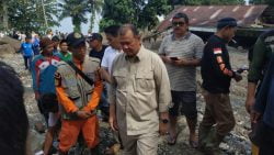 Wakil Gubernur Sumatera Barat Nasrul Abit disela-sela kunjungan meninjau lokasi banjir bandang yang terjadi Jorong Tanjuang Sawah, Nagari Padang Laweh, Kecamatan Batipuh Selatan, Kabupaten Tanah Datar,