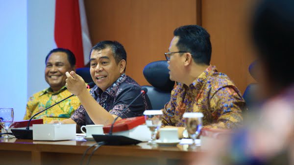 Wakil Ketua Komite II DPD RI Bustami Zainudin saat RDPU terkait penyusunan RUU tentang perubahan atas UU No. 18 Tahun 2018 Tentang Pengelolaan Sampah