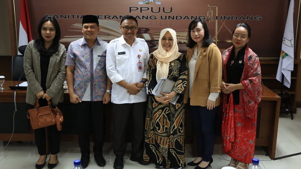 Wakil Ketua PPUU, Ajbar dalam Rapat Dengar Pendapat PPUU dengan Kepala Dinas Pemberdayaan Masyarakat dan Desa Provinsi Jawa Timurdalam rangka Pengayaan Materi RUU BUMDes di Ruang Rapat PPUU, Gedung DPD RI, Komplek Parlemen Senayan, Rabu (22/1/2020).
