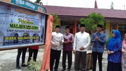 Wakil Walikota Solok, Reinier, Ketua DPRD, Yutriscan, Perwakilan Yayasan Darianis Yatim, Rusdi Saleh, Kadis Pendidikan, Yohariza Rosavella membuka selubung peresmian Masjid At Taqwa di SMP N 3 Kota Solok (foto Eri / Spirit Sumbar)