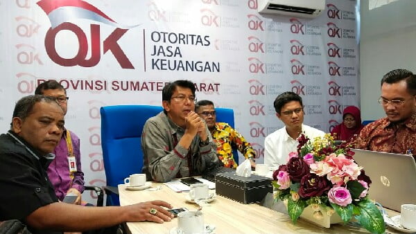 Kepala Otoritas Jasa Keuangan (OJK) Provinsi Sumbar Darwisman saat berdiskusi dengan Jaringan Pemimpin Redaksi Sumatera Barat di Kantor OJK Sumbar
