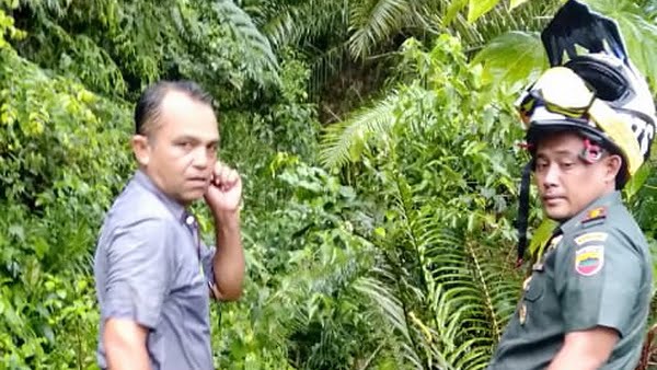 Dandim melihat kondisi awal lokasi sebelum dimulainya kegiatan TNI Manunggal  Masuk Desa