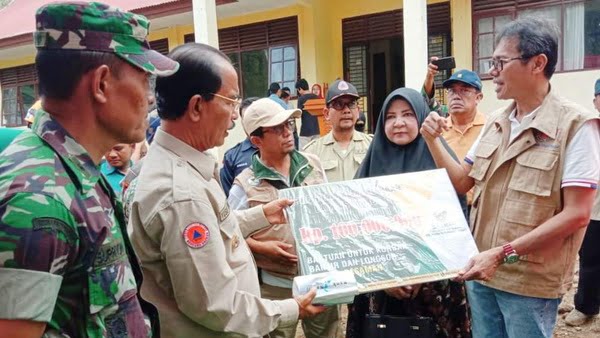 Gubernur serahkan bantuan pada korban banjir badang
