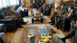 Ketua DPD RI AA La Nyalla Mahmud Mattalitti bersama Kajati Sulsel Firdaus Dewilmar