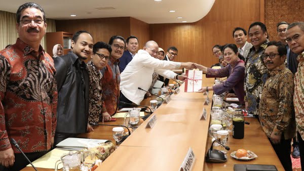 Ketua DPD RI AA Lanyalla Mahmud Mattalitti dengan Ketua DPR RI Puan Maharani, di Ruang Delegasi Pimpinan DPR RI, Gedung Nusantara III, Senayan Jakarta, Selasa (25/2/2020)