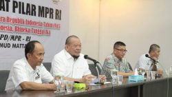 Ketua DPD RI AA La Nyalla Mahmud Mattalitti mengisi acara sosialisasi empat pilar MPR RI kepada kalangan muda millenial di Graha Kadin Jawa Timur, Sabtu (8/2/2020)