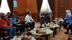 Ketua DPD RI, La Nyalla M. Mataliti didampingi Ketua Umum Kadin Jatim Adik Dwi Putranto bertemu Khofifah di ruang kerja Gubernur Jatim di Surabaya