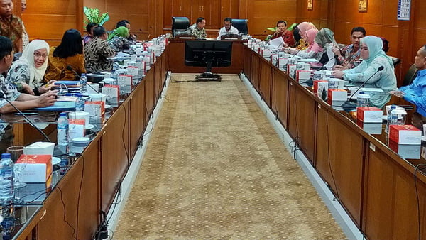 Ketua Komite II DPD RI, Yorrys Raweyai, dalam pertemuan dengan Organisasi Perangkat Daerah (OPD) di Kantor Pemerintah Provinsi Jawa Timur hari Selasa (11/2/2020).