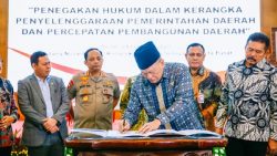 Ketua DPD RI AA La Nyalla Mahmud Mattalitti dan dan para narasumber menandatangani kesimpulan hasil seminar Nasional dengan tema Penegakan Hukum dalam Kerangka Penyelenggaraan Pemerintah Daerah dan Percepatan Pembangunan Daerah