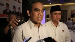 Sekjen DPP Partai Gerindra Ahmad Muzani didampingi Nasrul Abit usai membuka secara resmi rapat koordinasi daerah