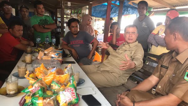 Wakil Gubernur Sumatera Barat Nasrul Abit saat mengunjungi keluarga korban kapal nelayan tenggelam di Pasia Jambak, kelurahan Pasia Nan Tigo, Kota Padang