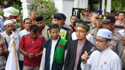 Wakil Ketua DPRD Sumbar dihadapan para demo Wakil Ketua DPRD Sumbar dihadapan para demo