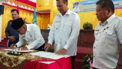 Walikota Pariaman Genius Umar dan Bupati Pasbar Yulianto meneken nota kerjasama