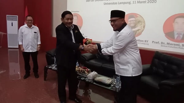 Anggota DPD RI Dapil Lampung, Ahmad Bastian saat menjadi salah satu narasumber FGD yang di gelar di auditorium Prof. Abdulkadir Muhammad,S.H., Fakultas Hukum Universitas Lampung