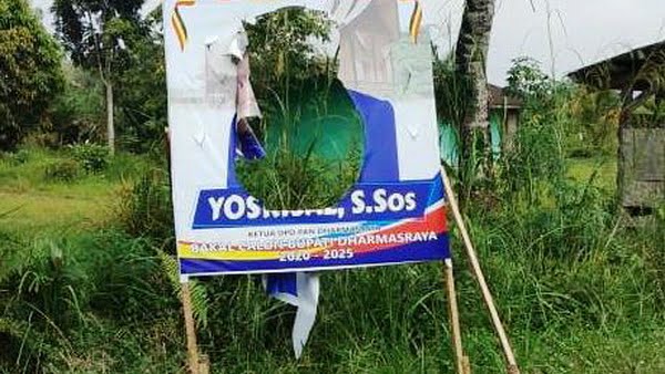 Alat Peraga Kampanye Pilkada 2020 yang sobek oleh tangan yang tidak bertanggungjawab