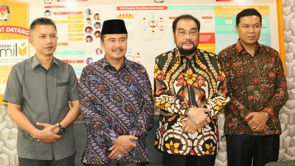 Anggota DPD RI H Leonardy Harmainy Dt Bandaro Basa, S.IP., MH usai pertemuannya dengan Komisioner dan Sekretaris KPU Kota Bukittinggi