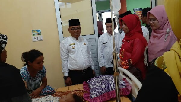 Bupati Pasaman Barat H. Yulianto saat mengunjungi Pasien Puskesmas Talu yang dirawat akibat keracunan Ikan Tongkol yang terjadi Rabu (11/3/2020).