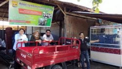 Dedek bersama pengurus Bank Sampah Tunas Muda Kelurahan Jawi-Jawi II Kecamatan Pariaman Tengah Kota Pariaman