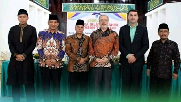 Dubes Turki & Bosnia bersama Sekdaprov, Alwis, Sekdako Padang Panjang,Sony Budaya Putra, dan Ketua II Yayasan Thawalib, Ali Usman Syuib dan tokoh masyarakat. (foto Kominfo)