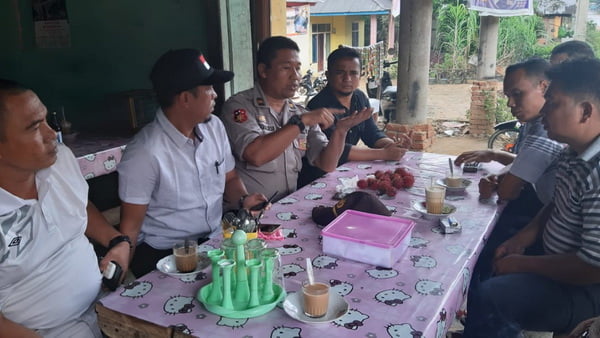 Kapolsek Pulau Punjung Iptu Syafrinaldi, SH turun untuk memberikan sosialisasi dan pemahaman kepada masyarakat (foto eko)