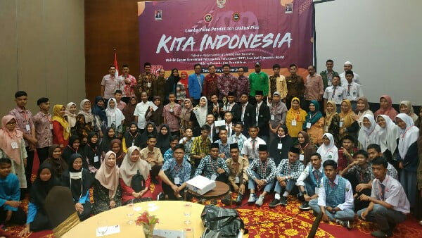 Peserta pelatihan foto bersama dengan narasumber dan pengurus FKPT Sumatera Barat
