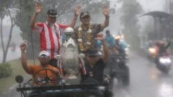 Walikota Padang bersama Wakil Walikota arak Piala Soeratin keliling Kota Padang