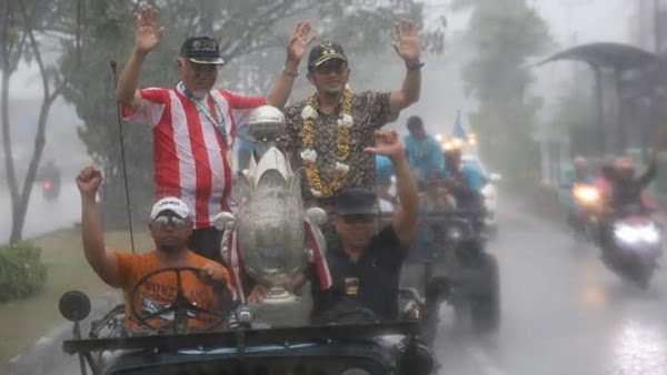 Walikota Padang bersama Wakil Walikota arak Piala Soeratin keliling Kota Padang