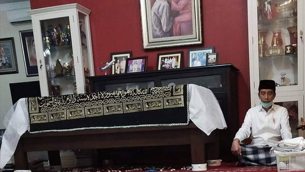 Presiden Jokowi berdoa atas meninggal ibunda Sujiatmi Notomiharjo (foto twitter infogehnet)