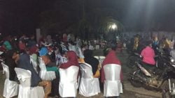 Masyarakat tampak menghadiri acara syukuran anggota DPRD Dharmasraya Rosandi Sanjaya Putra, di Jorong Tarantang, Nagari Sialang Gaung, Kecamatan Koto Baru, Minggu (1/3) malam.