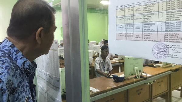 Wagub Sumbar Nasrul Abit memperhatikan siswa yang sedang melaksanakan UNBK