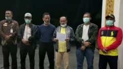 Wakil Bupati Zuldafri Darma didampingi unsur Forkopimda menyampaikan pernyataan aksi untuk usaha pemutusan rantai penyebaran Covid 19 (foto David - Spirit Sumbar)