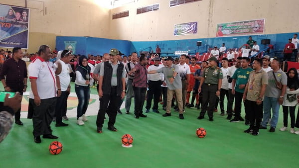 Wakil Ketua DPD RI Nono Sampono membuka Turnamen Futsal Melati Raya Cup III di Gedung Olahraga (GOR) Pancasila Sorong, Papua Barat,