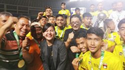 Ketum PSP Padang yang juga Wakil Walikota Padang Hendri Septa dan Sekjen PSSI. Ratu Tisha Destria bersama kampiun Piala Seoratin u15 2020
