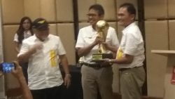 Wawako Sawahlunto Zohirin Sayuti menyerahkan Piala Bergilir Minangkabau Cup yang direbut Talawi pada MkC II pada Gubernur Sumbar dan selanjutnya diterima Ketua Panpel MkC, Tria Ola Suprajeni