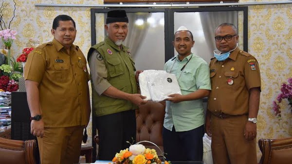 WhatApps Group TOP 100 Kota Padang menyerahkan bantuan APD ke Pemko Padang