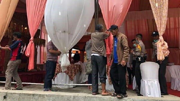 Polres Padang Panjang membubarkan pesta pernikahan yang berlangsung di Jorong Tabu Baraie Kecamatan X Koto Kabupaten Tanahdatar. (foto ist - spirit sumbar)