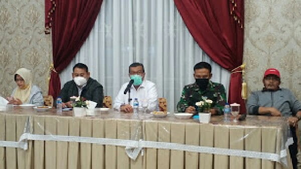 Bupati Solok, Gusmal lakukan konfrensi pers mendadak terkait ditemukannya pasien positif corona