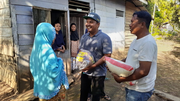 Direktur CV X Dareh, Teddy Deska Zulfikar Atut bagikan sembako