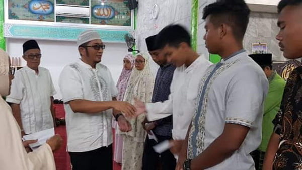 Wawako Hendri Septa Serahkan Beasiswa Bagi Anak Yatim dan Dhuafa.