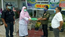 Sekretaris IWO Sumbar Irwandi Teha serahkan APD kepada Puskesmas Andalas diwakili dr Pratiwi, Senin 13/4 di halaman Puskesmas tersebut. (foto: dok/iwo-sumbar)