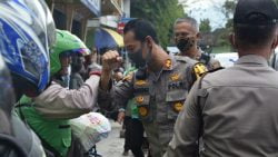 Kapolres Padang Panjang AKBP Sugeng Hariyadi usai menyerahkan Sembako di pangkalan ojek Padang Panjang. ( foto : Humas Polres)