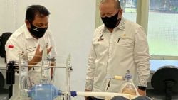 Dirut PT Pindad Persero Abraham Mose menjelaskan cara pengoperasian ventilator made in Pindad kepada Ketua DPD RI AA LaNyalla Mahmud Mattalitti di kantor pusat Pindad di Bandung, Senin (20/4/2020).