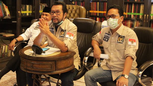 Ketua Komite II DPD RI Yorrys Raweyai, bersama Wakil Ketua Abdullah Puteh dan Hasan Basri saat RDPU melalui virtual meeting dengan BNPB, Jakarta, Kamis (23/4/2020).