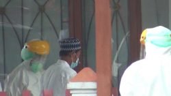 Lelaki berinisial J Positif Corona di isolasi mandiri yang dikawal ketat petugas medis