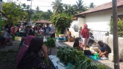 Pasar satelit di Kapuh Utara yang tetap ramai dikunjungi masyarakat
